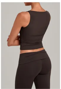 Detailansicht des Rückendesigns beim dunkelbraunen ärmellosen Yoga-Top für Sport und Fitness.