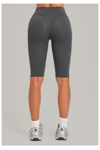 Detailansicht grauer Fitness-Yoga-Shorts für Damen mit hoher Taille und Push-Up-Design.