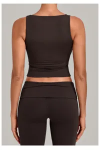 Rückansicht eines dunkelbraunen trägerlosen Crop-Yoga-Tanks und Leggings für Fitness.