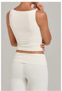 Weißes nahtloses doppellagiges Yoga-Top Detail, atmungsaktives Fitness-Laufshirt.