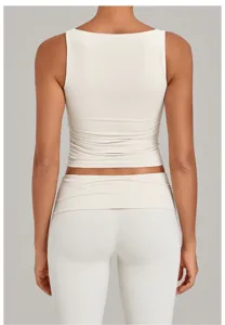 Weisses doppelchichtiges Yoga-Crop-Tanktop Rueckenansicht Detail atmungsaktive Sportbekleidung.
