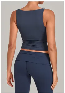 Detailansicht von hinten mit einem dunkelblauen Yoga-Tanktop, schnelltrocknende Fitnesskleidung.