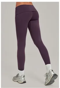 Donkerpaarse yoga broek met omslagtaille sneldrogende sportlegging fitness broek detail.