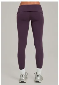 Detailopname van paarse dames yoga leggings met omslagtaille, achterkant zichtbaar.
