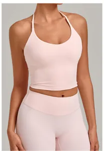 Ροζ crop top γυμναστικής yoga halter λεπτομέρεια, στενό αθλητικό ρούχο γυναικών.