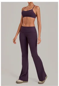 Gedetailleerd overzicht van de donkerpaarse yogaset met omslagtaille en uitlopende broek.