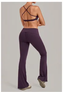 Achterste detailweergave van paarse yoga-outfit met sport-bh en uitlopende broek.