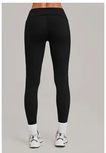 Gedetailleerd overzicht van zwarte sportleggings voor dames met comfortabele omslagband.