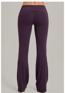 Vue arrière détaillée du pantalon de yoga évasé taille haute en violet foncé.