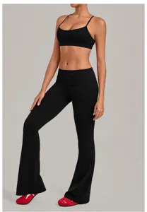 Zwarte dames yogaset met een sportbeha en een uitlopende broek met hoge taille voor fitness.