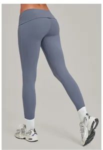 Detail van yoga legging met omslagtaille, elastische fitness sportbroek voor dames.