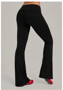 Vue détaillée de pantalon de yoga évasé noir à taille repliée, tissu stretch et coupe ajustée.