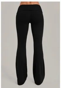 Pantalon de yoga flare noir à taille rabattue haute, vue arrière pour silhouette sportive.
