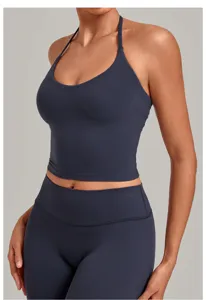 Κοντινό πλάνο του σκούρου μπλε crop top halter και λεπτομέρειες γιόγκα κολάν στο στούντιο.