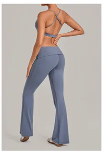 Stijlvolle rugvrije halter sportbeha en comfortabele hoge taille yogabroek in blauw.