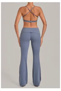 Gedetailleerd rugaanzicht van de blauwgrijze yogaset voor dames met gekruiste bandjes en wijde broek.