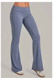 Pantalon de yoga évasé gris-bleu taille haute à revers, tissu de sport extensible.