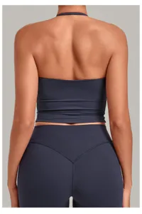 Πίσω όψη του σκούρου μπλε crop top με halter λαιμό, στενή γραμμή για fitness και yoga.