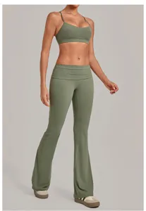 Olijfgroene yogaset detail met halter sport-bh en uitlopende broek met omslagband.