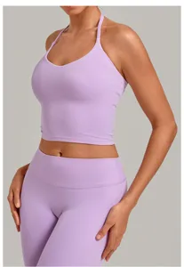 Λεπτομερής κοντινή λήψη του λιλά crop top halter και του ψηλόμεσου κολάν.