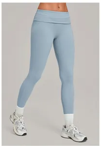 Gedetailleerd overzicht van yogabroek met omslagtaille, sneldrogende sportlegging voor dames.