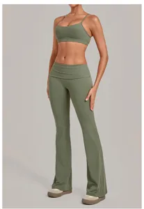 Olijfgroene yogaset met een halter sportbeha en een uitlopende broek met omslag.