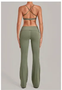Groene halter sportbeha en uitlopende yogabroek met kruising taille actieve set detail.
