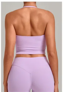 Λεπτομερής προβολή από μωβ halter crop top γιόγκα και αθλητικό κολάν για fitness.