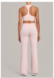 Vue arrière de l'ensemble de yoga rose respirant et extensible avec soutien-gorge et pantalon.