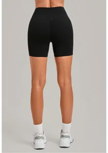 Pantaloncini corti da yoga neri a vita alta, dettaglio posteriore, studio di fitness.