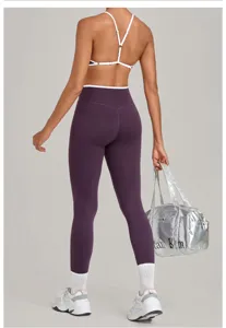 Contrast trim yoga set detail, adjustable double straps sports bra and high waist leggings.