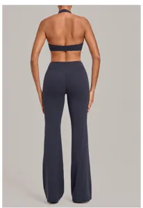 Rückansicht des dunkelgrauen Yoga-Crop-Tops und Schlaghosen-Sets im professionellen Studio-Detail.