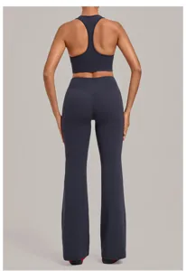 Ensemble de yoga extensible et respirant avec débardeur de fitness et pantalon évasé.