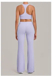 Détail de la vue arrière de l'ensemble brassière de sport et pantalon de yoga évasé.