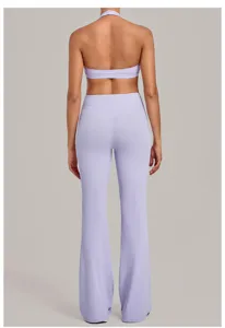 Rückansicht Detail des helllila Neckholder Yoga Top und Schlaghosen Sets für Fitness Sport.