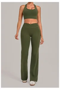 Vue détaillée de l'ensemble de sport olive pour femme, haut respirant et pantalon yoga évasé.