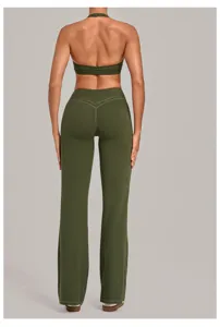 Grünes Halter Yoga Set für Damen, atmungsaktive Sportbekleidung und Fitness Trainingsanzug.