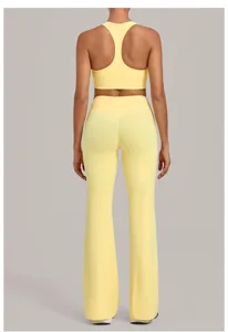Vue arrière détaillée de l'ensemble de yoga extensible et respirant jaune, tenue de fitness.