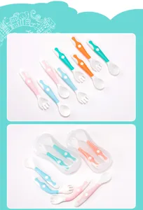 Set di cucchiaio e forchetta flessibili per neonati con custodia per lo svezzamento.