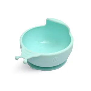 Dettaglio ciotola con ventosa in silicone per neonati con manico a lumaca e base antiscivolo.