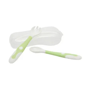 Set di cucchiaio e forchetta flessibili per neonati con custodia per lo svezzamento.
