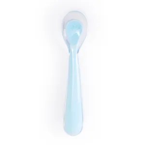 Cucchiaio per neonati in silicone trasparente con decorazione a corona blu.