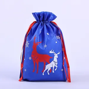 Nahaufnahme des blauen Vlies-Weihnachtsgeschenkbeutels mit roter Kordel und Hirschmuster.
