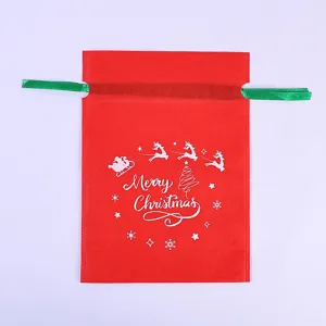 Rote Vlies-Weihnachtsgeschenktüte mit grünem Kordelzug und festlichem Weihnachtsmotiv.