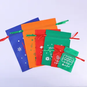 Nahaufnahme der bunten Vlies-Weihnachtsgeschenktüten mit festlichem Kordelzug-Design.