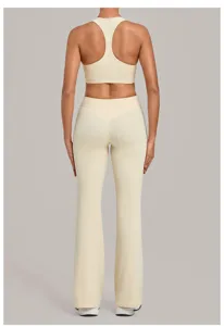 Ensemble de yoga respirant et extensible avec débardeur et pantalon évasé pour le fitness.
