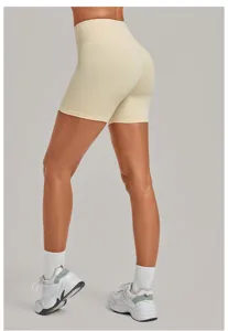 Vista dettagliata dei pantaloncini da yoga push-up a vita alta beige con design plissettato.