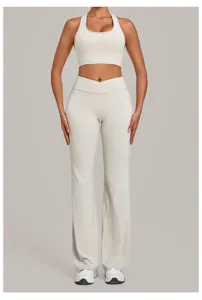 Ensemble de yoga extensible et respirant avec soutien-gorge de sport et pantalon évasé.