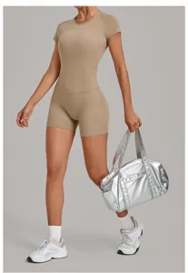 Combinaison de sport courte moulante femme yoga romper avec sac de sport argenté brillant