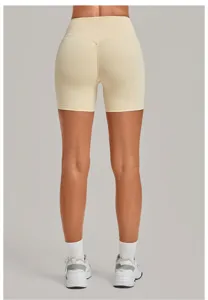 Vista dettagliata di pantaloncini da yoga a vita alta beige chiaro per l'allenamento.